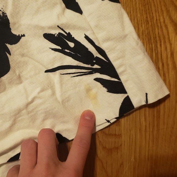 4/$20 White Skirt Navy Flower Print - Picture 4 of 6